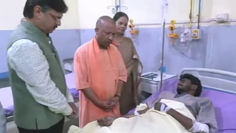 ट्रांसपोर्ट नगर हादसे में अस्पताल पहुंच सीएम योगी ने जाना पीड़ितों का हाल-चाल, बिल्डिंग मालिक के खिलाफ मामला दर्ज