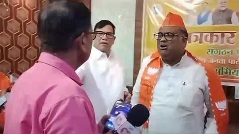 योगी के मंत्री को चढ़ा कुर्सी का नशा, पत्रकार को बताया दो कौड़ी का आदमी, वायरल हुआ वीडियो