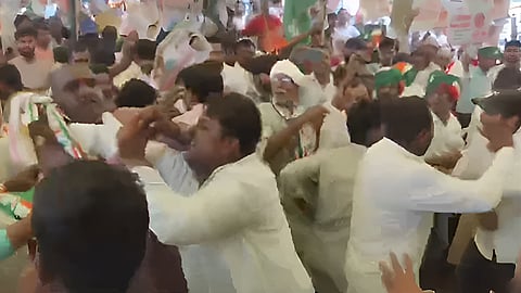 कांग्रेस के संविधान सम्मेलन में जमकर चले लात-घूंसे, बीजेपी ने वीडियो शेयर कर कसा तंज