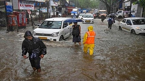 बिहार के 13 जिलों में भारी बारिश का अनुमान, अचानक बाढ़ की चेतावनी