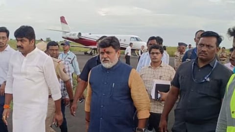 पायलट ने किया उड़ान भरने से इनकार, 'समृद्धि' से संभाजी नगर पहुंचे मंत्री उदय सामंत, दर्ज कराई FIR