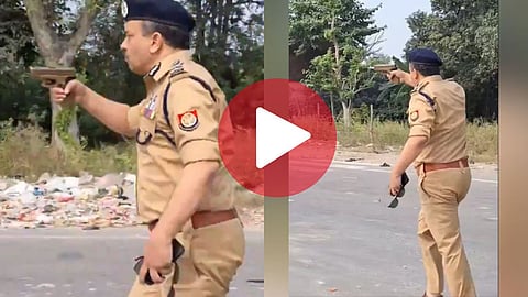 हाथ में पिस्टल लेकर सड़क पर उतरे STF चीफ अमिताभ यश, उपद्रवियों पर काबू पाने के लिए पहुंचे, देखें...VIDEO