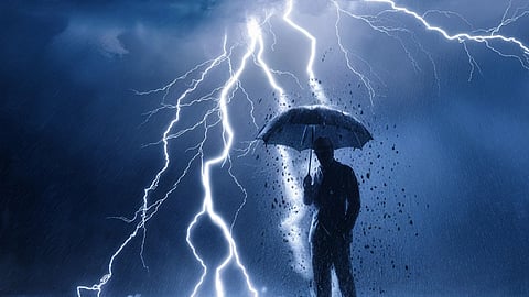 Rain Alert: पश्चिम बंगाल में कम दबाव का क्षेत्र बनने से भारी बारिश का अलर्ट जारी, पहाड़ी जिलों में भूस्खलन का खतरा