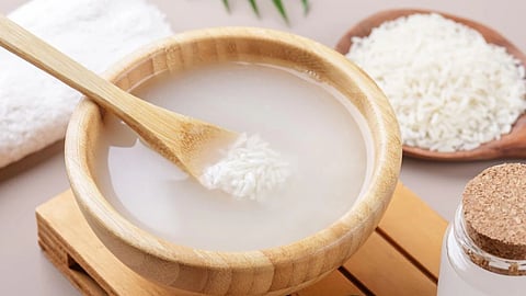 चावल के पानी के फायदे, बालों के लिए