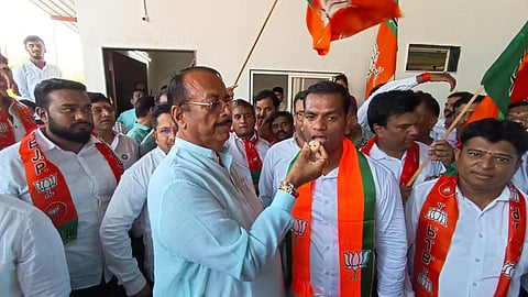 शिंदे के गढ़ में शिवसेना को लग रहे लगातार झटके, एक और बड़े नेता ने छोड़ी पार्टी