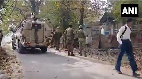 जम्मू कश्मीर के त्राल में सेना का सर्चिंग अभियान
