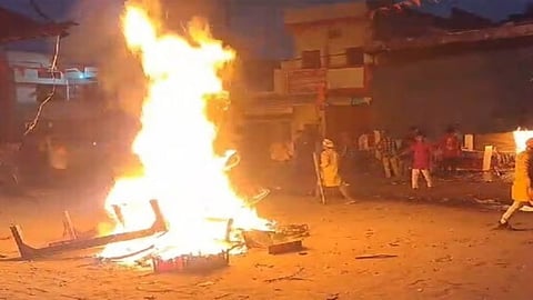 दुर्गा प्रतिमा विसर्जन जुलूस के दौरान आमने-सामने आए दो समुदाय, तड़तड़ाईं गोलियां, एक की मौत