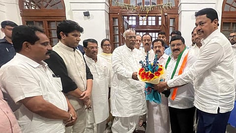 सीट शेयरिंग से पहले MVA की अंतरकलह हुई उजागर, उद्धव ठाकरे गुट के प्रवक्ता ने ज्वाइन की कांग्रेस