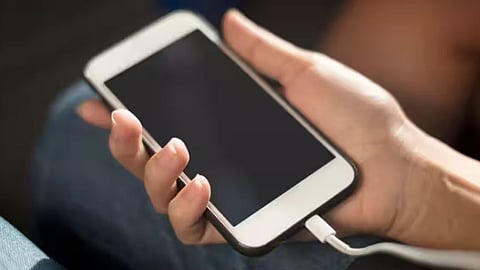 Slow Charging Problem: क्या आपका भी फोन स्लो चार्ज हो रहा है, समझें कैसे दूर होगी परेशानी?
