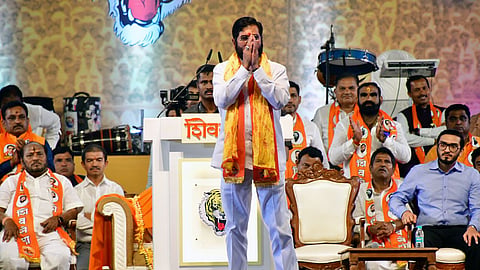 मुंबई में CM एकनाथ शिंदे को दिखाए गए काले झंडे, काफिला रोकने की भी कोशिश