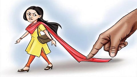 प्रिंसिपल पर छात्राओं ने लगाया छेड़छाड़ और अश्लील गाने सुनाने का आरोप, पंचायत पहुंची स्कूल...
