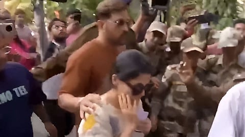 झारखंड विधानसभा चुनाव: एमएस धोनी ने रांची में डाला वोट, पत्नी साक्षी भी थी साथ, यहां देखें वीडियो
