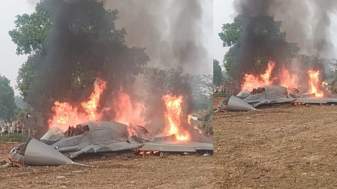 BREAKING: आगरा में वायुसेना का विमान क्रैश, जमीन पर गिरते ही MiG-29 में लगी आग, पायलट सेफ