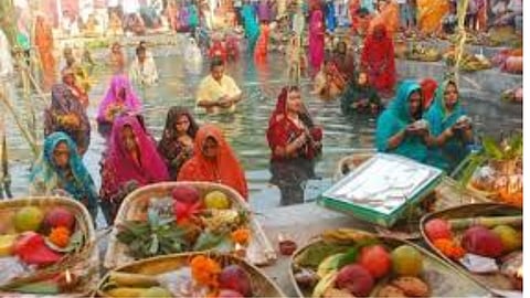 छठ पूजा में डूबते हुए सूरज को भी क्यों देते हैं अर्घ्य,