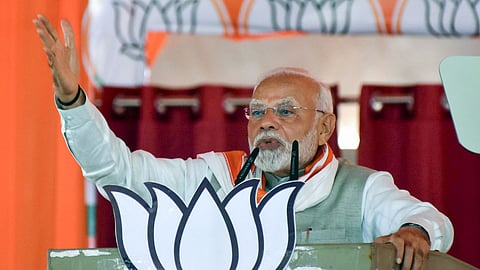 धुले पहुंचे नरेंद्र मोदी जनता से बोले महायुति के प्रत्येक उम्मीदवार को आपके आशीर्वाद की आवश्यकता है।