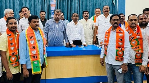 पनवेल में शेकाप को लगा झटका, पार्टी के बड़े नेता ने समर्थकों के साथ ज्वाइन की बीजेपी