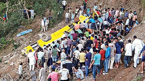 उत्तराखंड बस हादसे में 23 यात्रियों की मौत, CM ने की मृतकों के परिजनों को 4-4 लाख रुपये सहायता राशि देने की घोषणा