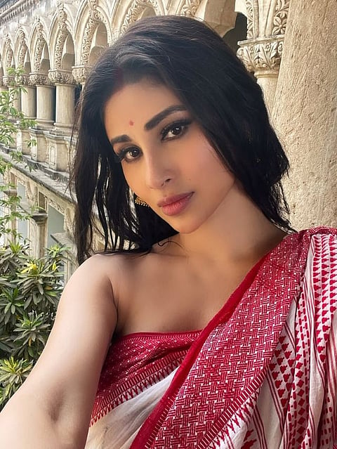 मौनी रॉय खुद को कहती है 'फॉरएवर साड़ी गर्ल', देखें एक्ट्रेस का दिलकश अंदाज