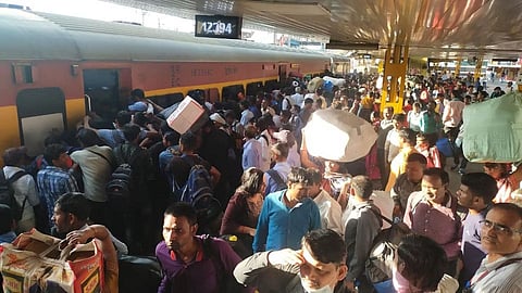 छठ के लिए चलाई जा रही 7435 स्पेशल ट्रेनें, नई दिल्ली रेलवे स्टेशन पर जायजा लेने पहुंचे रेल मंत्री