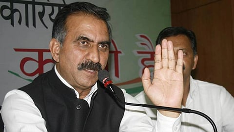 हिमाचल प्रदेश में CM के लिए लाए समोसे किसी और को खिलााने पर CID जांच, BJP ने बोला हमला