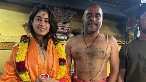 Janhvi Kapoor immersed in devotion visited Anjaneya Swamy temple in Hyderabad photo goes viral
