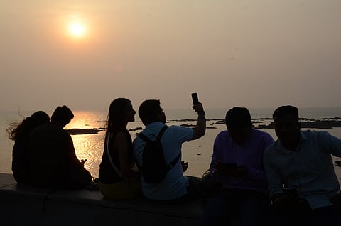 समंदर की लहरों के बीच उत्सव की रौशनी...2024 की आखिरी शाम मरीन ड्राइव के नाम, देखें फोटोज