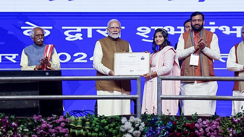 प्रधानमंत्री नरेंद्र मोदी ने देश की महिलाओं को सशक्त करने के लिए एलआईसी के साथ मिलकर बीमा सखी योजना की शुरूआत का है। पीएम मोदी ने कल हरियाणा के पानीपत में इस स्कीम को लॉन्च किया है।
