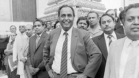 अंबानी परिवार के मुखिया धीरूभाई अंबानी का आज जन्मदिन है। उनका जन्म 28 दिसंबर 1932 को गुजरात के चोरवाड़ गांव में एक साधारण परिवार में हुआ था।