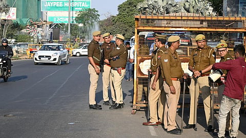 नोएडा पुलिस ने अवैध बन्दूक के साथ 29 वर्षीय व्यक्ति को पकड़ा, भागने की कोशिश नाकाम