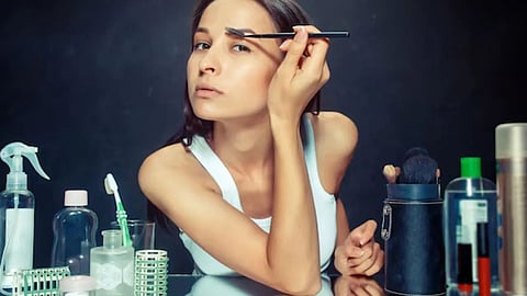 कभी भी शेयर न करें अपना मेकअप किट किसी से, हो सकता है खतरनाक