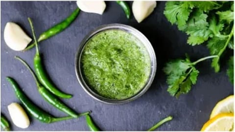 मिर्च-लहसुन की हरी चटनी बढ़ा देगी गरमा-गरम पकौड़े का ज़ायका, जानिए क्या-क्या मिलाकर बनाएं
