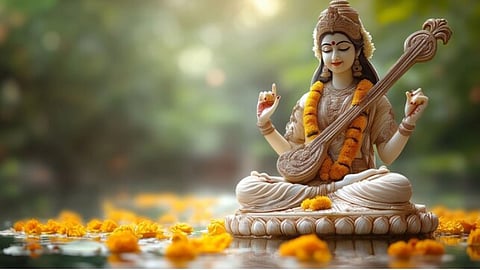 बसंत पंचमी की पूजा में मां सरस्वती को क्यों चढ़ाते हैं गुलाल, जानिए शुभ फल प्राप्ति के लिए इसका महत्व