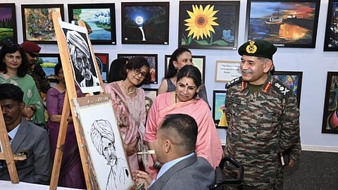 लकवाग्रस्त पूर्व सैनिक ने मुंह से बनाया सेना प्रमुख का चित्र।