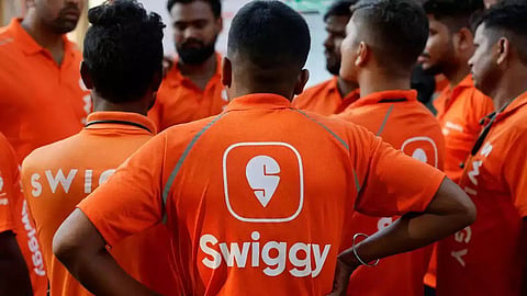 ऑनलाइन फूड डिलीवरी कंपनी Swiggy ने कमाई के लिए एक बेहतरीन उपाय खोज लिया है। कंपनी ने अपनी सर्विसेज को महंगा करके Platform Fees में हल्की बढ़त कर दी है।