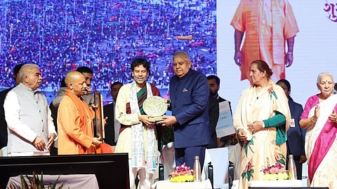 UP Foundation Day: 6 लोगों को मिला यूपी गौरव सम्मान, उप राष्ट्रपति ने किया सीएम युवा अभियान ई-पोर्टल का शुभारंभ