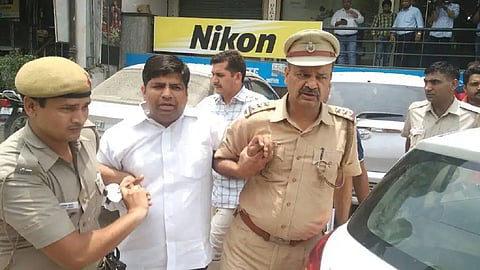 AAP विधायक ने चुनाव प्रचार के दौरान दिया महिला को फ्लाइंग किस, वीडियो के आधार पर FIR दर्ज