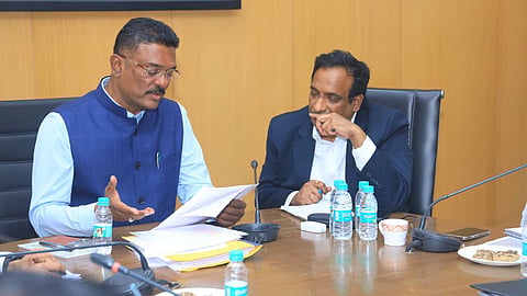 परिवहन मंत्री प्रताप सरनाईक ने राज्य भर के सभी बस स्टैंड और डिपो का तुरंत सुरक्षा ऑडिट कराने का निर्णय लिया है।
