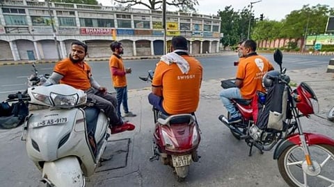 गिग वर्कर्स को पेंशन की ये सुविधा उनके ट्रांसेक्शन के साथ लिंक होगी। जिसका मतलब है कि वे कितना काम करते हैं या डिलीवरी ब्वॉय के रुप में कितनी डिलीवरी करते हैं, इसके आधार पर ही उसके पेंशन के लिए योगदान की गिनती होगी।