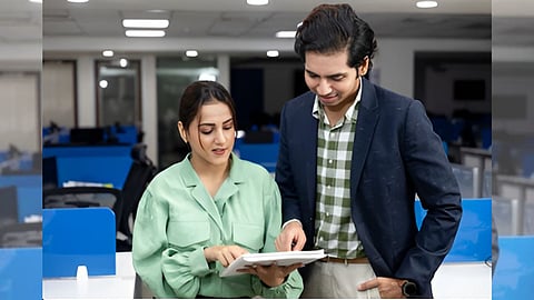 Flirting Day 2025: क्या आपके कलीग को आप पर है क्रश? ऐसे करें पहचान, मिलेंगे ये 10 संकेत