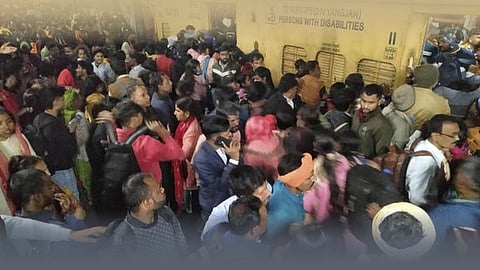 New Delhi Railway Station Stampede: इस वजह से नई दिल्ली रेलवे स्टेशन पर मची भगदड़, 15 लोगों की की गई जान, घायलों की हालत स्थिर