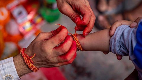 घर में इन स्थानों पर बांध दें कलावा, गृहक्लेश से मिलेगी मुक्ति, धन-धान्य से भरा रहेगा घर, शुभ ही शुभ का आगमन