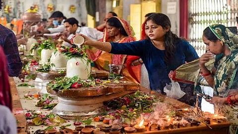 महाशिवरात्रि के दिन शिवलिंग पर गलती से भी न चढ़ाएं ये वस्तुएं, जानिए क्यों है वर्जित