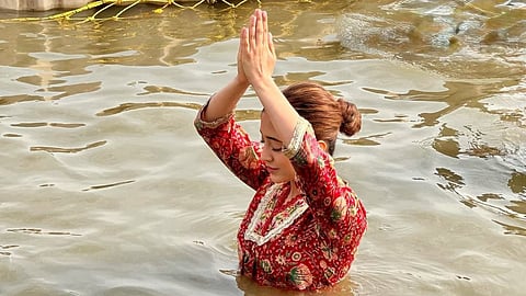 शिवांगी जोशी ने महाकुंभ में लिया भाग, त्रिवेणी संगम में लगाई पवित्र डुबकी