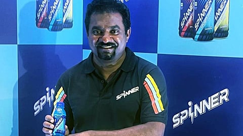 रिलायंस ने स्पिनर स्पोर्ट्स ड्रिंक को 3 फ्लेवर्स में लॉन्च किया है। ये स्पोर्ट्स ड्रिंक लेमन, ऑरेंज और नाइट्रो ब्लू फ्लेवर्स में पेश की जाने वाली है। श्रीलंका के दिग्गज स्पिनर स्पिनर मुथैया मुरलीधरन ने इसे लॉन्च करते समय कहा कि मैं इसको लेकर काफी एक्साइटेड हूं।