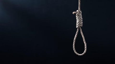 शनिवार को केज तालुका के देवगांव निवासी धनंजय अभिमान नागरगोजे नामक शिक्षक ने स्वराज्य नगर परिसर के कृष्णा अर्बन कोऑपरेटिव बैंक लिमिटेड के बाहर फांसी लगाकर खुदकुशी कर ली।