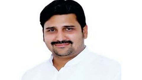 पानीपत के विकास नगर में जननायक जनता पार्टी (जेजेपी) के नेता रविंद्र मिन्ना की अज्ञात हमलावरों ने गोली मारकर हत्या कर दी है। उनके सिर में गोली लगी।