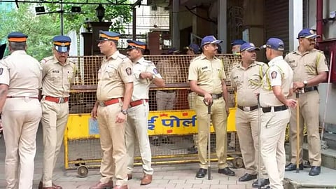 भारी बारिश के चलते मायानगरी मुंबई की हालात पस्त हो चुकी है, लेकिन फिर भी मुंबई पुलिस बहादुरी से अपना काम कर रही है। हाल ही में मुंबई पुलिस ने स्कूल बसों में फंसे बच्चों की जान बचाकर मानवता की मिसाल दी है।