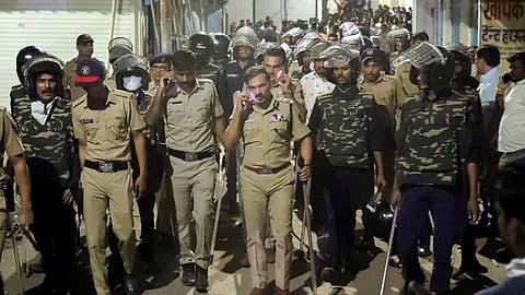 केंद्रीय मंत्री प्रह्लाद जोशी ने बीते दिन आश्वासन दिया कि महाराष्ट्र सरकार नागपुर में हाल ही में हुई हिंसा के लिए जिम्मेदार लोगों के खिलाफ सख्त कार्रवाई कर रही है, जिसके कारण शहर के कुछ हिस्सों में व्यापक अशांति फैल गई।