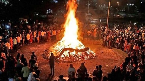 होलिका दहन में अपनी राशि के अनुसार अग्नि को अर्पित करें ये वस्तुएं, कट जाएंगी जीवन में आ रही बाधाएं