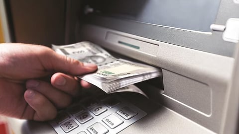 ATM Withdrawal Charge: एटीएम से पैसे निकालने पर ज्यादा ढीली होगी जेब, जानिए मेट्रो और नॉन मेट्रो शहरों में कितना लगेगा चार्ज